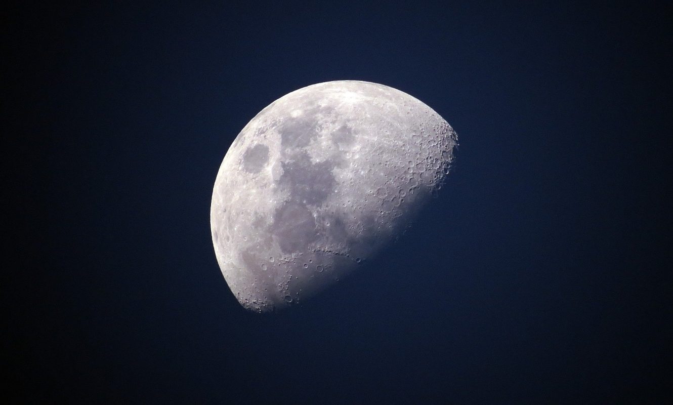 moon-g1f90ccd6b_1920